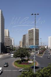 Image du Maroc Professionnelle de  L’ouverture de l’Avenue de la République l’actuelle Avenue des Forces Armées Royales (F. A. R.) a eu lieu en 1953. Elle fait partie des plus importantes artères de la ville où plusieurs sociétés marocaines et étrangères avaient établi leur siège, Lundi 6 Juillet 2009. (Photo / Abdeljalil Bounhar)